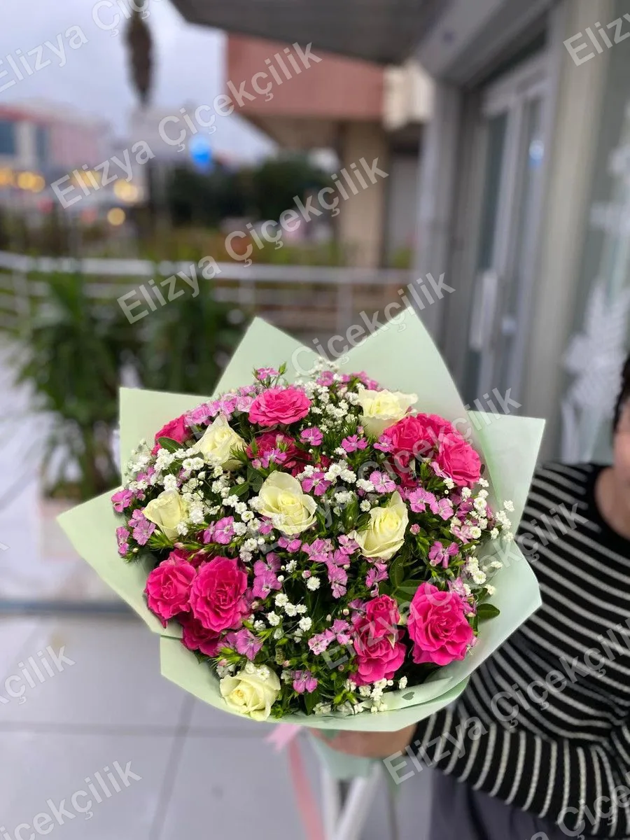 Fuchsia Bliss — Fuşya ve Beyaz Güller ile Cipsofil Buketi