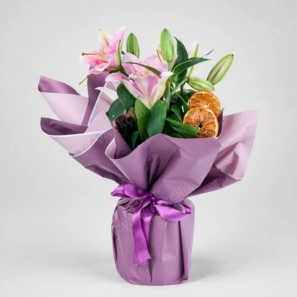 Blush Serenade — Pembe Lilyum Aranjmanı — Kurutulmuş Portakallı