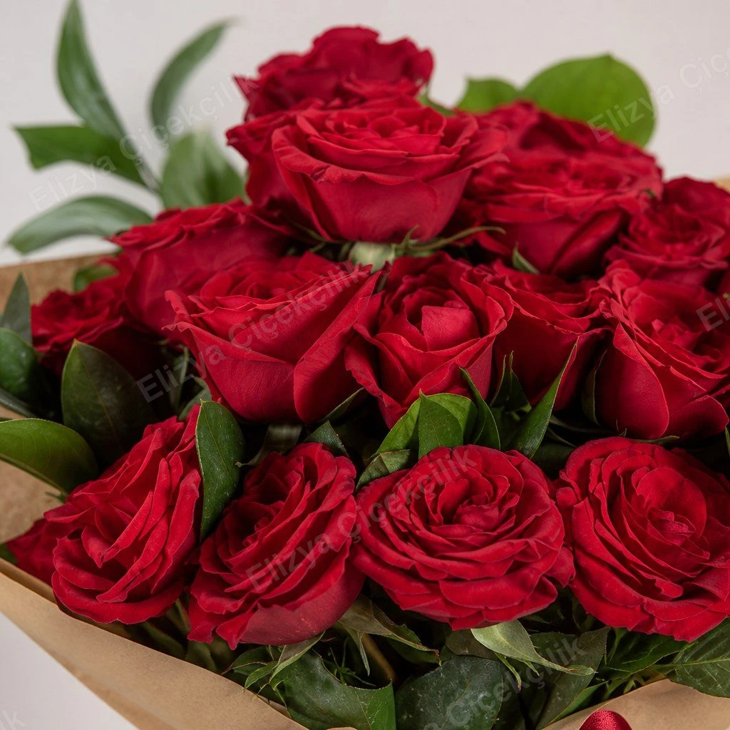 Scarlet Grandeur — 20 Kırmızı Gül Buketi (Kraft Ambalajlı) — görsel 3