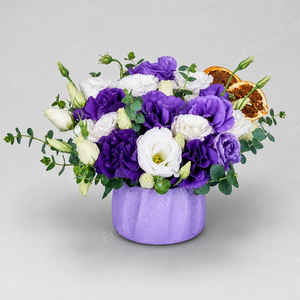 Purple Majesty — Mor & Beyaz Lisyantus Aranjmanı — Lila Seramik Saksı