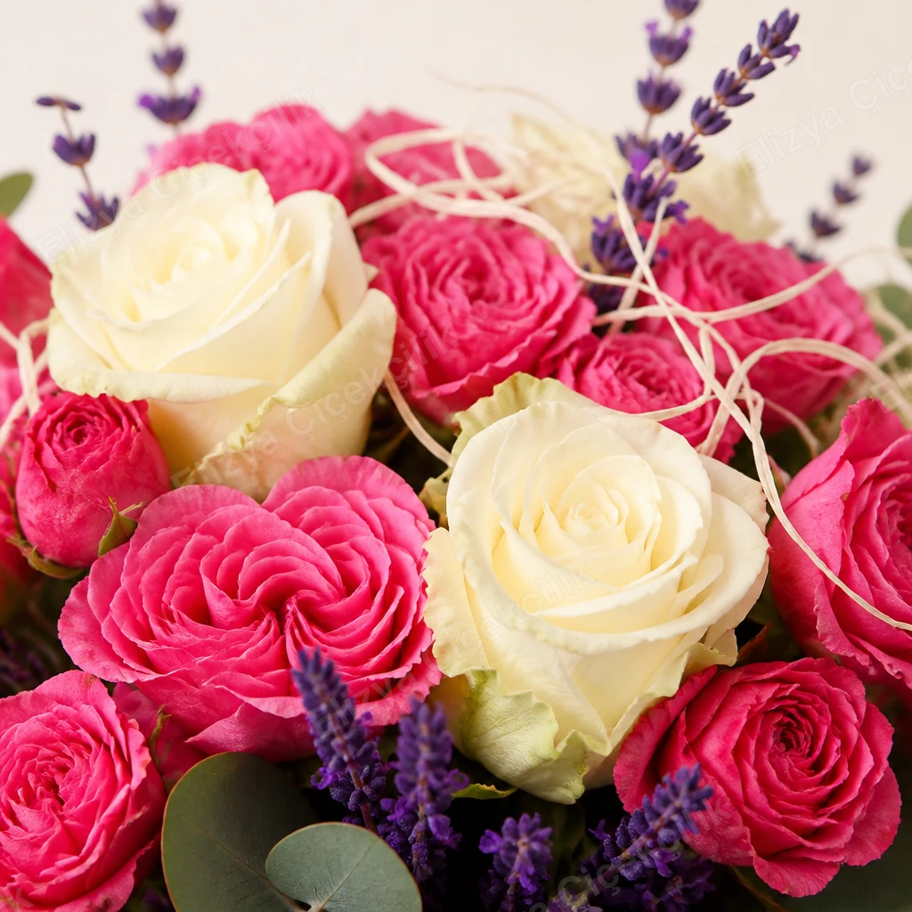Rose Harmony — Pembe Çardak Gül ve Beyaz Gül — görsel 3