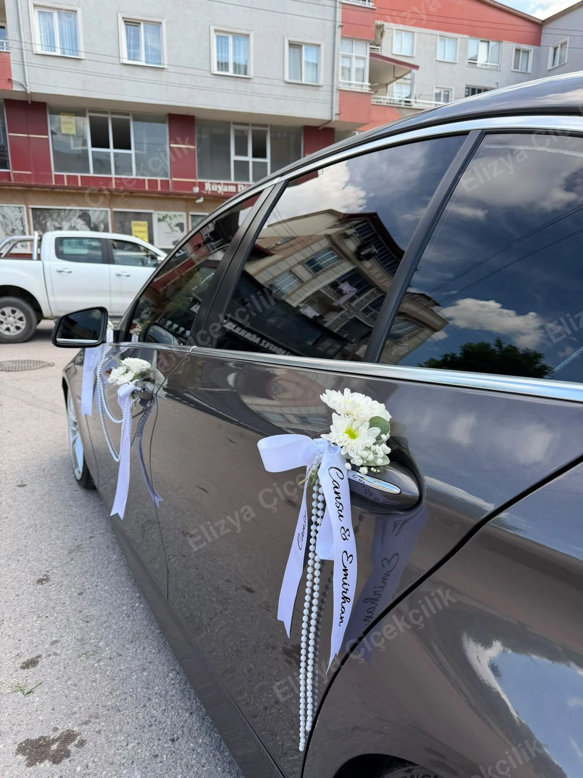 Bridal Elegance — Gelin Arabası Süslemesi (Ön-Arka Ana Aranjman + İsimli İnci Kurdele) — görsel 4