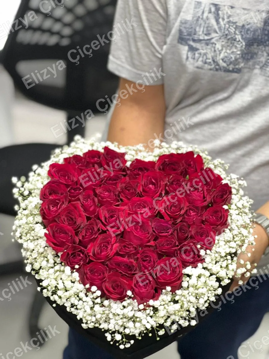 Crimson Heart — Kalp Şeklinde Kırmızı Güller ve Cipso Aranjmanı