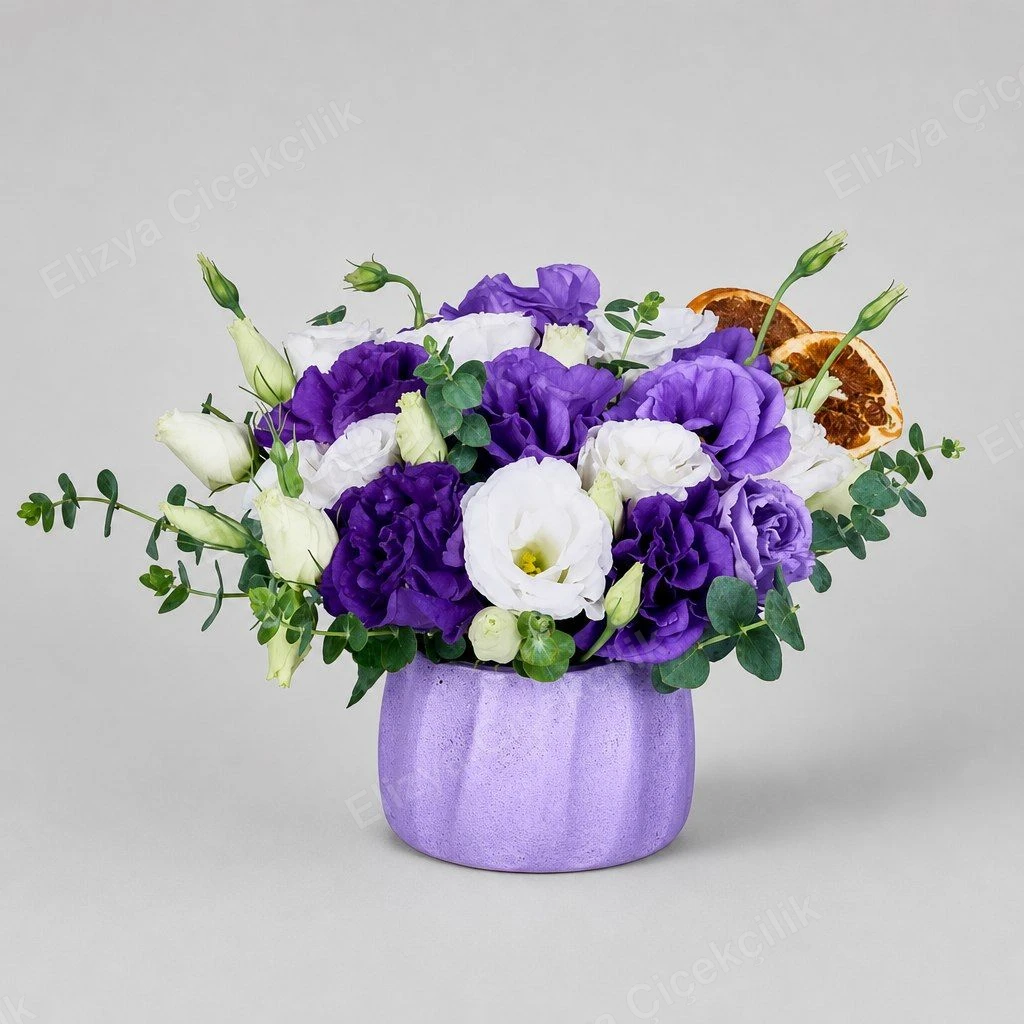 Purple Majesty — Mor & Beyaz Lisyantus Aranjmanı — Lila Seramik Saksı — görsel 3