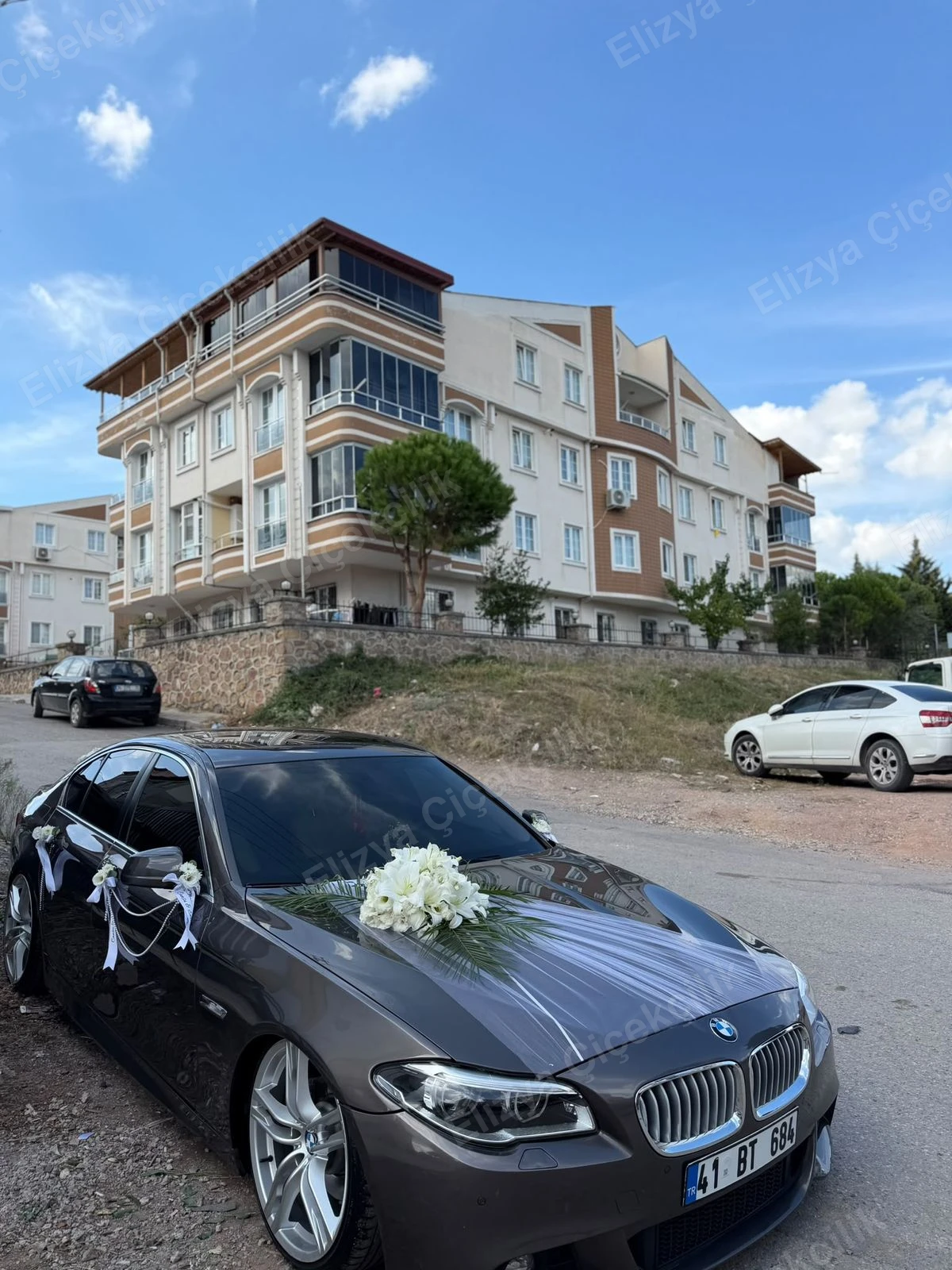Bridal Elegance — Gelin Arabası Süslemesi (Ön-Arka Ana Aranjman + İsimli İnci Kurdele)