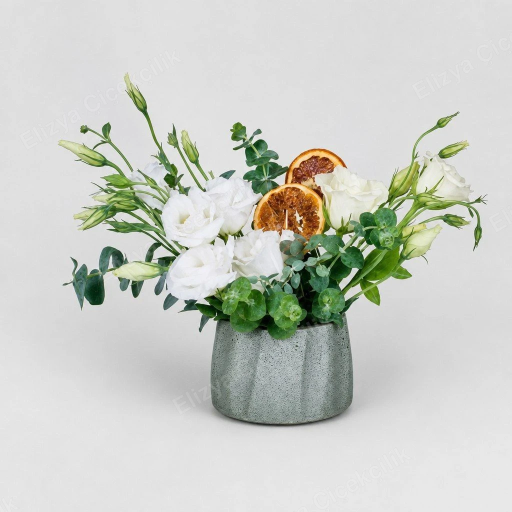 Pure White Serenity — Beyaz Lisyantus & Okaliptüs Aranjmanı — Gri-Yeşil Seramik Saksı