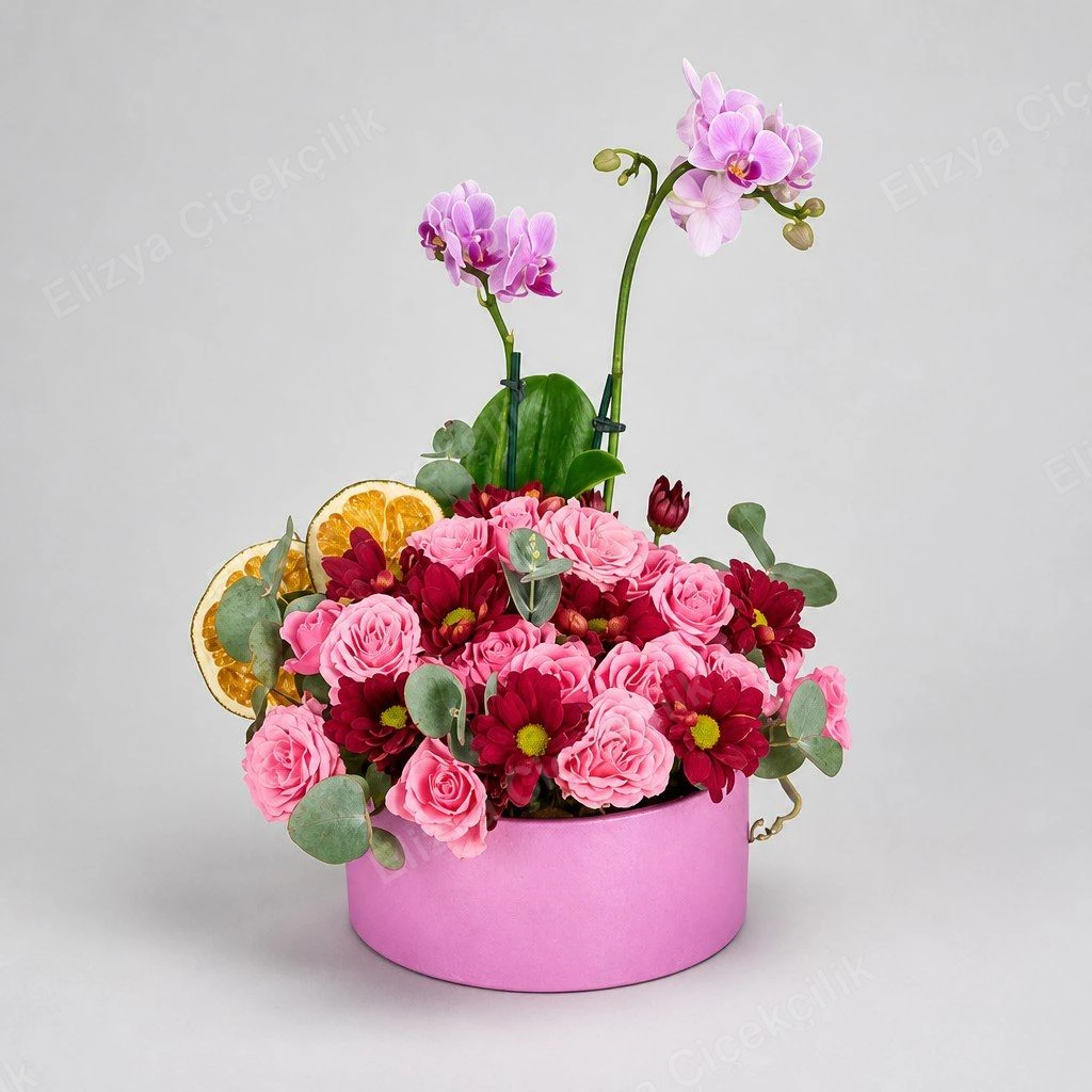 Pink Orchid Elegance — Pembe Orkideli Kutu Aranjmanı — Gül & Krizantem