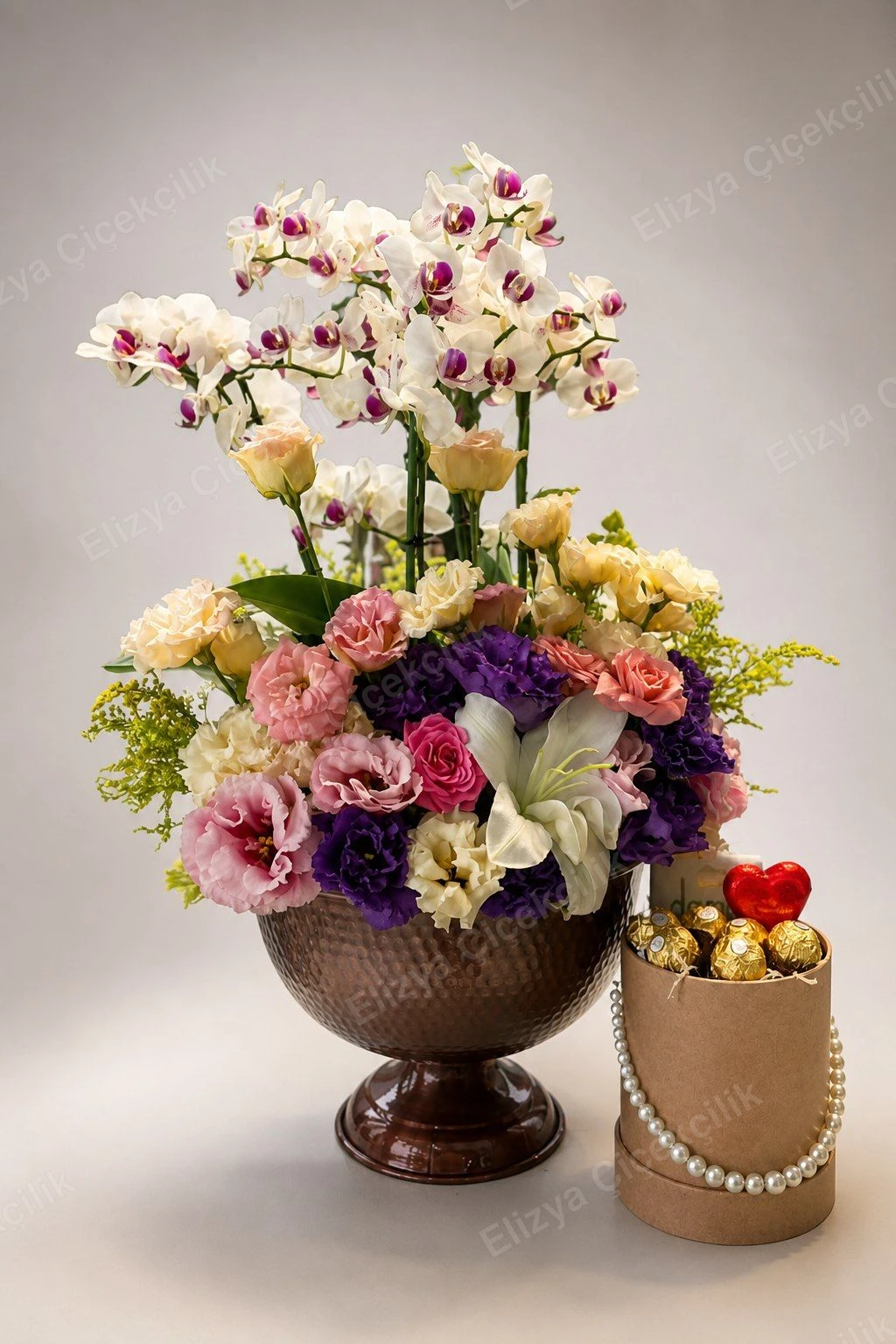 Royal Bloom Set — Orkideli Bakır Kase Aranjman & Çikolata Kutusu — görsel 3