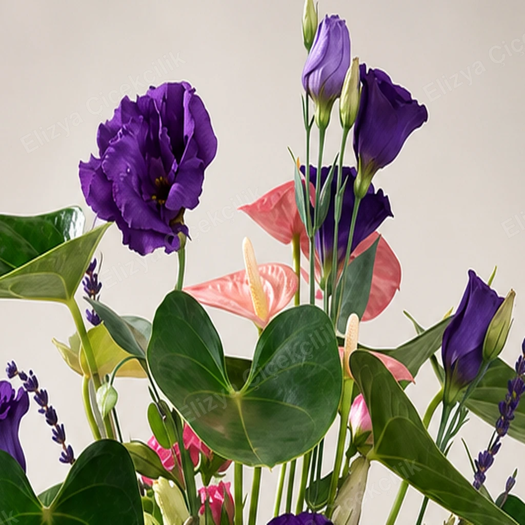 Violet Charm — Mor Lisyantus & Pembe Antoryum Aranjmanı — görsel 3