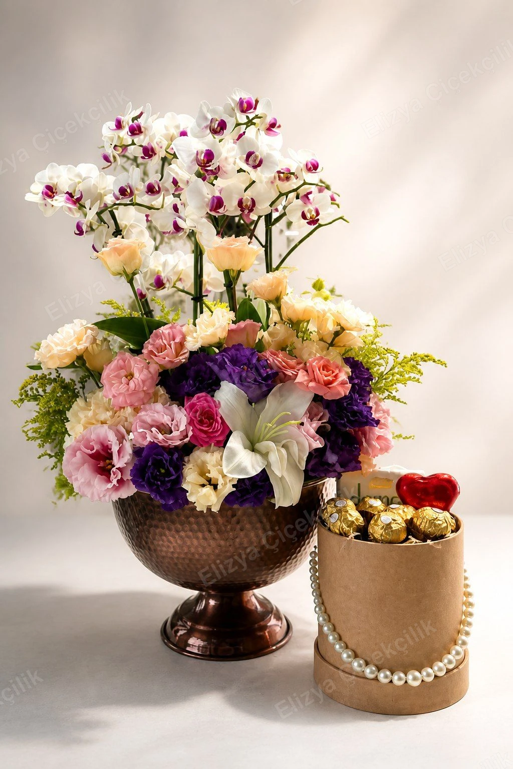 Royal Bloom Set — Orkideli Bakır Kase Aranjman & Çikolata Kutusu