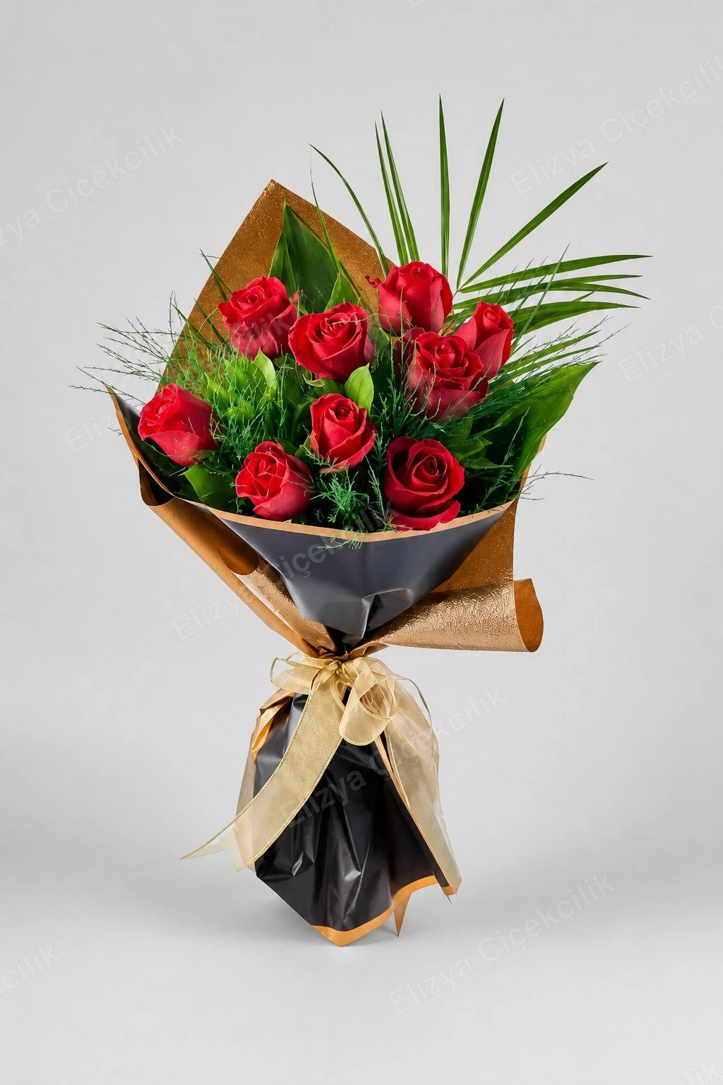 Crimson Passion — Kırmızı Gül Buketi — Gold & Siyah Şık Tasarım
