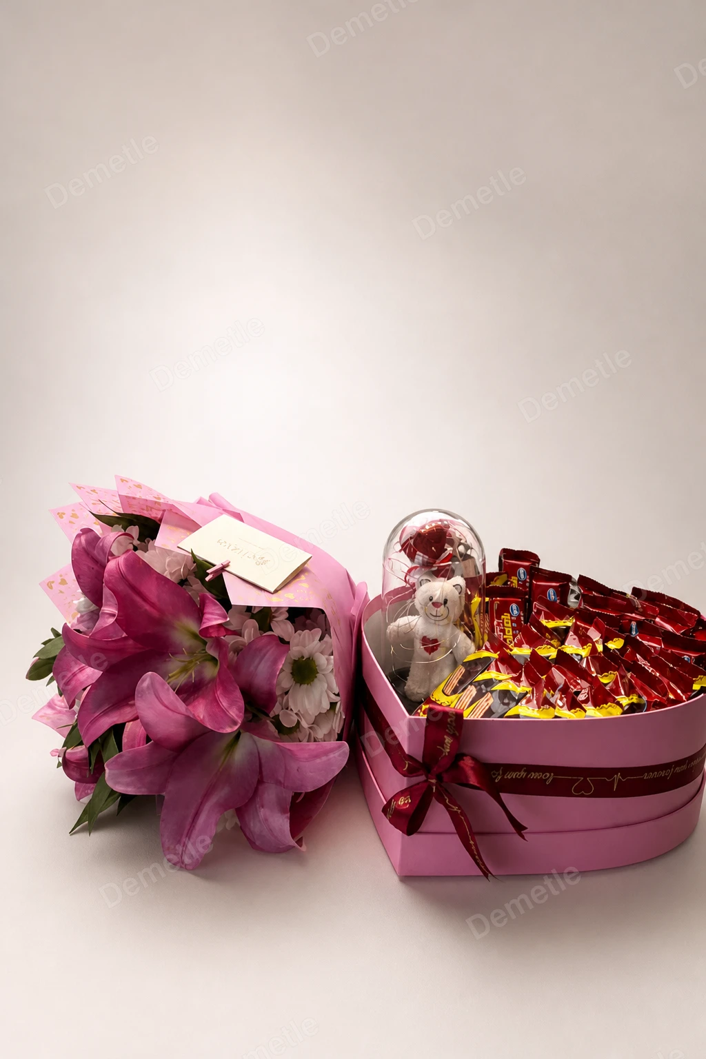 Sweet Heart Deluxe — Pembe Lilyum Buketi, Kalpli Çikolata Kutusu ve Ayıcıklı Fanus Seti