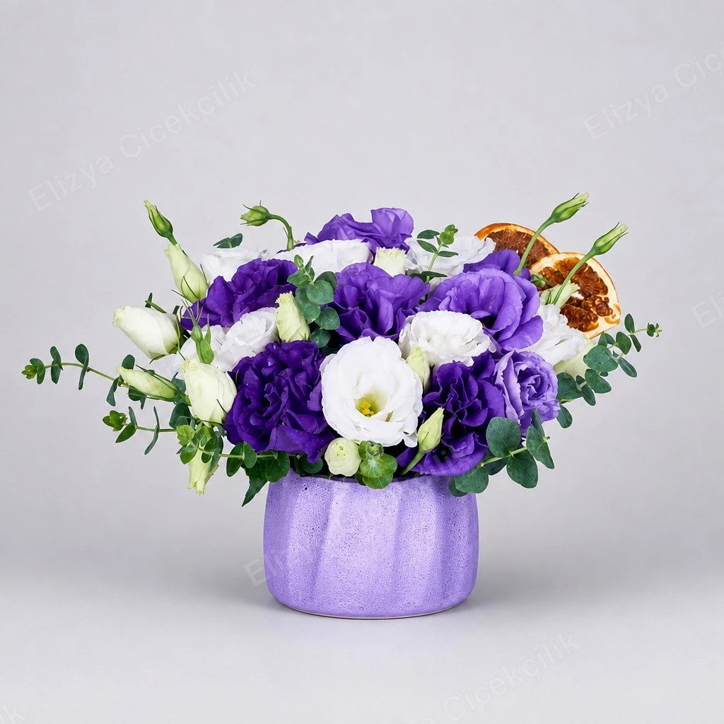 Purple Majesty — Mor & Beyaz Lisyantus Aranjmanı — Lila Seramik Saksı — görsel 2